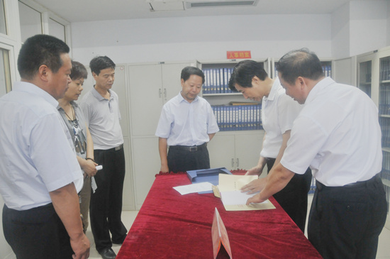 市委组织部部长李明方到周口中院检查指导人事档案管理工作