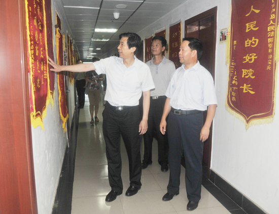 市委组织部部长李明方到周口中院检查指导人事档案管理工作