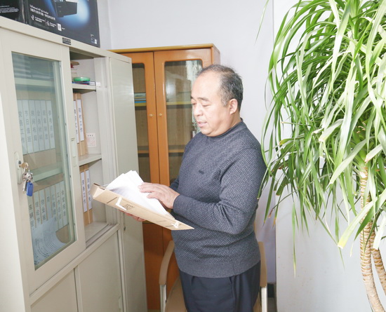 范帅印把周末陪伴孩子的时间用于加班看卷,写判决劳保庭副庭长李保